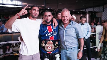 El futbolista del PSG Achraf Hakimi, Moussa Gholam y Gilberto Mendoza, presidente de la AMB.