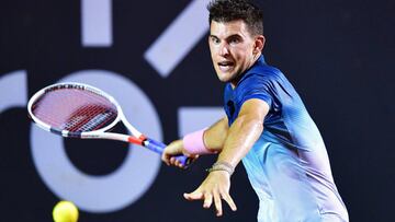 Dominic Thiem devuelve una bola ante Laslo Djere durante el R&iacute;o Open en el Jockey Club de R&iacute;o de Janeiro.