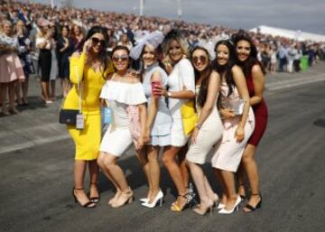 Grand National: Ladies' Day elegance from Aintree