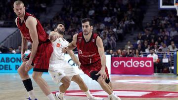 GRAF6292. MADRID, 27/01/2019.- El base argentino del Real Madrid Facundo Campazzo (c) defiende al base del Montakit Fuenlabrada Tomás Bellas (d) en el partido de la Liga Endesa que se disputa en el Wizink Center de Madrid. EFE/ Kiko Huesca