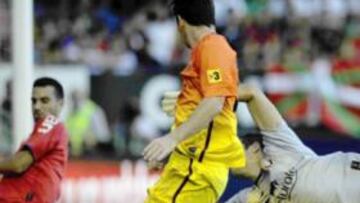 <b>CONTUNDENTE. </b>El guardameta rojillo, Andrés Fernández, en plena estirada, salva una de las ocasiones que tuvo el delantero azulgrana Leo Messi.