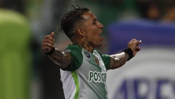 El delantero Dayro Moreno de Atlético Nacional celebrando un gol ante Deportes Tolima por el partido de vuelta de los cuartos de final de la Liga Águila II-2017