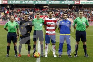 El árbitro Undiano Mallenco acompañado por sus asistentes Díaz Pérez Del Palomar y Zancada Lobato, el cuarto árbitro Muñoz Mayordomo y los capitanes Reyes y Mainz. 