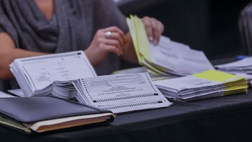 Atlanta (United States), 05/11/2020.- Absentee ballots are processed and verified by the Fulton County Registration and Elections Department in a large room at State Farm Arena in Atlanta, Georgia, USA, 04 November 2020. The 2020 Presidential Election res