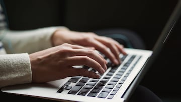 persona escribir teclado ordenador portatil
