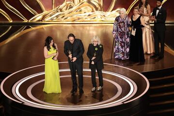 Marilyne Scarselli, Pierre-Olivier Persin y Stephanie Guillon con el Oscar por la pelcula 'La Sustancia'.