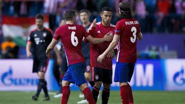 Filipe y Koke saludan a Thiago al final del partido.