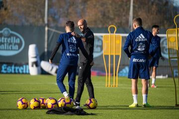 Primer entrenamiento del Carlos Cardoso en los campos de entrenamiento da Madroa, dando instrucciones a los jugadores.