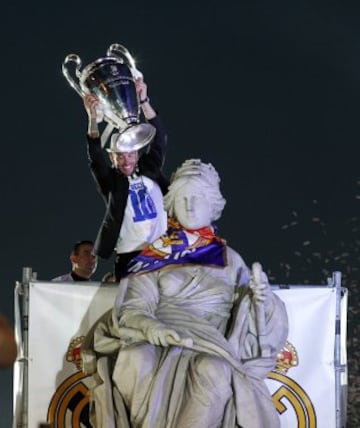Ramos alzando el trofeo de Champions League con la estatua de la diosa Cibeles, lugar de celebración de los títulos del Real Madrid. 