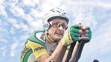 <b>CUMPLIÓ LOS PRONÓSTICOS. </b>Landis realizó una buena contrareloj y aventajó a Pereiro en 1:29 quitándole el maillot amarillo.