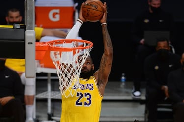 Llegó a los Lakers con 34 años, en 2018 y después de jugar ocho Finales seguidas y ganar tres anillos entre Miami y la Cleveland de su Ohio natal. Algunos aseguraron que se mudaba a la soleada California para poner en marcha el futuro empresarial de su vida más allá del baloncesto. Y para rodar películas. Pero LeBron se comprometió a devolver la grandeza a una franquicia que se había alejado de ella de forma que llegó a parecer definitiva. En su primera temporada, una lesión de ingle truncó sus planes y los de un equipo que se quedó sin playoffs por sexta campaña consecutiva. Lo nunca visto. En la segunda, y con el refuerzo clave de Anthony Davis, formó una pareja demoledora y condujo a los Lakers a su decimoséptimo título. Ganó el MVP de las Finales con unos promedios de 29,8 puntos, 11,8 rebotes y 8,5 asistencias. Y lo hizo camino de los 36 años. Seguramente (con permiso de Kareem Abdul-Jabbar) el único que puede discutir a Michael Jordan el trono histórico de la NBA y un jugador que en los playoffs 2020 entró de lleno en la ilustre nobleza de los Lakers. Donde solo están los mejores de entre los mejores. Él, claro, es uno de ellos.