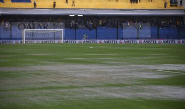 El partido de ida de la final de la Copa Libertadores entre Boca Juniors y River Plate ha tenido que ser suspendido debido a las fuertes lluvias.