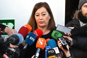 La presidenta del Congreso, Francina Armengol, atiende a los medios a la salida de la capilla ardiente de Marisa Paredes en el Teatro Español.