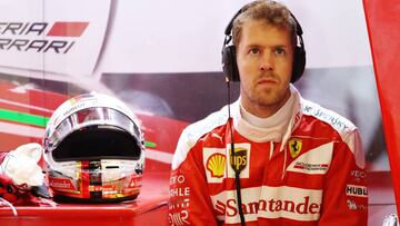 Vettel, concentrado en su box en el GP de Hungr¨ªa.