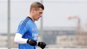 Kroos pisa césped y toca balón