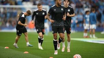 Manchester (United Kingdom), 19/08/2023.- Newcastle United's Jamaal Lascelles in action during the warm-up ahead of the English Premier League soccer match between Manchester City and Newcastle United, in Manchester, Britain, 19 August 2023. (Reino Unido) EFE/EPA/ADAM VAUGHAN EDITORIAL USE ONLY. No use with unauthorized audio, video, data, fixture lists, club/league logos or 'live' services. Online in-match use limited to 120 images, no video emulation. No use in betting, games or single club/league/player publications.

