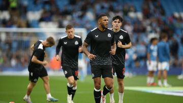 Manchester (United Kingdom), 19/08/2023.- Newcastle United's Jamaal Lascelles in action during the warm-up ahead of the English Premier League soccer match between Manchester City and Newcastle United, in Manchester, Britain, 19 August 2023. (Reino Unido) EFE/EPA/ADAM VAUGHAN EDITORIAL USE ONLY. No use with unauthorized audio, video, data, fixture lists, club/league logos or 'live' services. Online in-match use limited to 120 images, no video emulation. No use in betting, games or single club/league/player publications.
