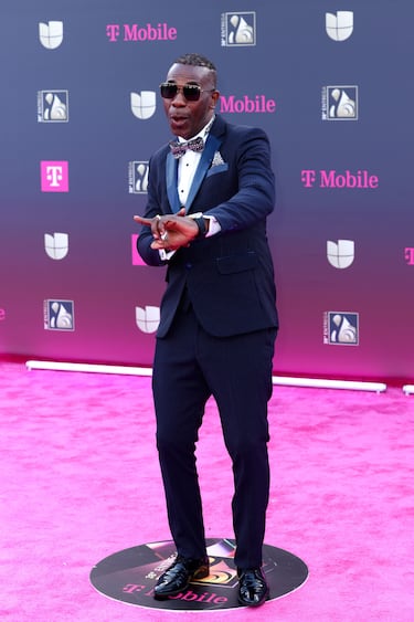 Nando Boom posa en la alfombra roja de los premios 'Lo Nuestro'.