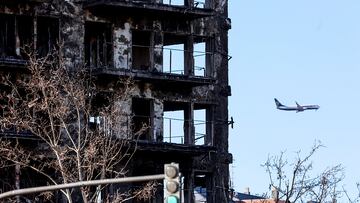 Una parte del edificio incendiado del barrio de Campanar, a 24 de febrero de 2024, en Valencia, Comunidad Valenciana (España). La Policía Científica ha encontrado en la mañana de hoy a la décima persona fallecida, un hombre que se encontraba desaparecido. Un incendio de grandes dimensiones arrasó el pasado 22 de febrero un edificio de 14 plantas en el barrio valenciano de Campanar. El fuego, originado en el cuarto piso del inmueble, generó una gran columna de llamas y una densa humareda que ha afectado a varias plantas del edificio. En el edificio, de 138 viviendas, residían unas 450 personas. El Ayuntamiento ha decretado tres días de luto y se han suspendido los actos falleros para este fin de semana.
24 FEBRERO 2024;DESASTRE;INCENDIO;FALLECIDOS;LLAMAS;FUEGO;LUTO;EDIFICIO
Rober Solsona / Europa Press
24/02/2024