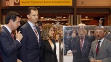 <b>INTERESADOS. </b>Los Príncipes de Asturias, junto al ministro José Manuel Soria, escuchan atentamente las explicaciones que les da el vicealcalde de Madrid Miguel Ángel Villanueva sobre el nuevo estadio.