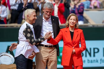 Martina Navratilova y Chris Evert en la final de Roland Garros 2024 disputada en la pista Court Philippe Chatrier de París.