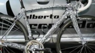 Alberto Contador estrena una bicicleta con el nombre de sus fans