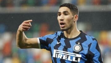 Achraf Hakimi disputa un partido de Serie A como jugador del Inter de Milán.