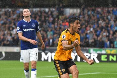 Con el Wolverhampton marcó gol en su debut ante el Everton en su primer partido en la Premier League.