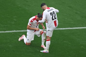  Georges Mikautadze celebra el gol ante Turquía