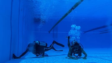 Colombia también ha decretado el cierre de todas las instalaciones deportivas como medida de prevención contra el avance del coronavirus. Piscinas como las de la imagen, un centro acuático de Medellín, sólo son frecuentadas por personal de limpieza, en este caso buzos, que llevan a cabo tareas de desinfección en suelo y paredes.