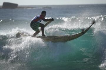 El surfista peruano, Carlos 'Huevito' Areola, coge olas con el tradicional "Caballito". 