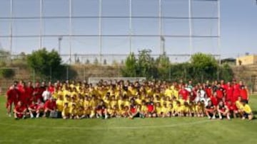 MEZCLADOS Y CON RISAS. Los chicos de la Fundaci&oacute;n posaron el verano pasado con los integrantes de la primera plantilla del Atl&eacute;tico de Madrid en las instalaciones de Majadahonda.