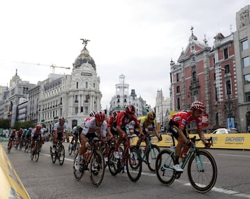 Primoz Roglic se quedó con el título en La Vuelta a España. El podio lo completó Alejandro Valverde y Tadej Pogacar. Superman López se llevó el premio de Supercombativo de la carrera y el Movistar Team de Nairo fue el mejor equipo. 