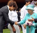La Reina Isabel II pisa Wimbledon por primera vez en 33 años