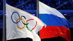 Imagen de la bandera ol&iacute;mpica y la bandera de Rusia en los Juegos Ol&iacute;mpicos de Invierno de Sochi.