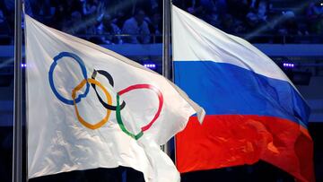 Imagen de la bandera ol&iacute;mpica y la bandera de Rusia en los Juegos Ol&iacute;mpicos de Invierno de Sochi.