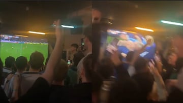 Locura en un bar de Glasgow con el gol de Escocia que le dio el pase al Mundial