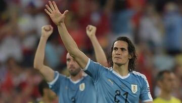 (FILES) In this file photo taken on June 24, 2019, Uruguay's Edinson Cavani acknowledges the crowd after defeating Chile 1-0 with his header in their Copa America football tournament group match at Maracana Stadium in Rio de Janeiro, Brazil. - Former