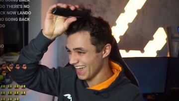 Lando Norris cortándose el pelo.