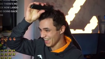 Lando Norris cort&aacute;ndose el pelo.