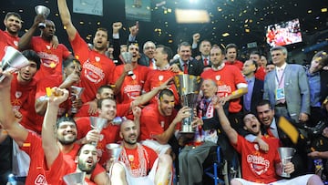 Los jugadores del Olympiacos celebran la conquista de la Euroliga 2011-12 tras vencer en la final al CSKA Moscú.