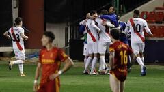 Los jugadores del Zaragoza se lamentan tras el tercer gol del Rayo Vallecano.