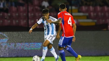 Argentina's Pablo Solari (L) and Chile's Matias Alonso (R) fight for the ball during the Venezuela 2024 CONMEBOL