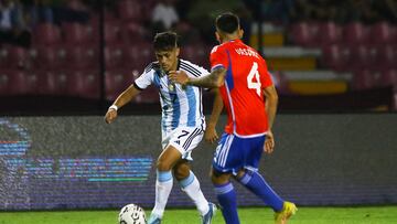 Argentina's Pablo Solari (L) and Chile's Matias Alonso (R) fight for the ball during the Venezuela 2024 CONMEBOL