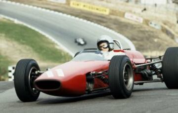 1967. Bruce McLaren a los mandos del BRM M4B en el circuito de Brands Hatch. Posteriormente tuvo que abandonar el color rojo por su similitud con Ferrari.