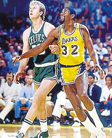 A pesar de protagonizar la rivalidad m¨¢s electrizante de la d¨¦cada de 1980, el escolta/alero de los Celtics y 'Magic' se convirtieron amigos fuera de la duela. Incluso Bird fue uno de los jugadores que m¨¢s apoy¨® a Johnson cuando este se retir¨® de la NBA.