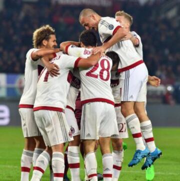 Carlos Bacca anota su cuarto gol con el Milan