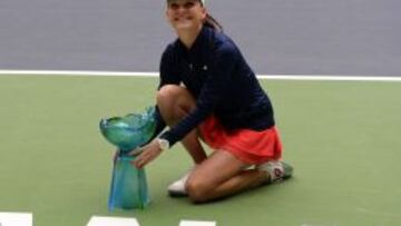 La polaca Agnieszka Radwanska posa con su trofeo.