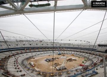 Tras la colocación del doble anillo exterior de compresión (la estructura blanca que se sitúa sobre la grada) y del anillo de tracción superior (el óvalo de cables de acero que se eleva sobre el terreno de juego), el Wanda Metropolitano se prepara para el izado del anillo de tracción inferior.