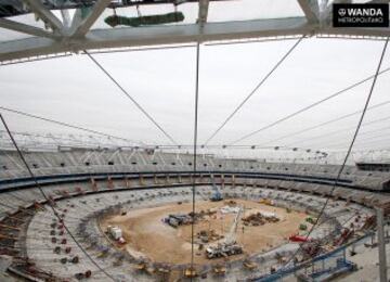 Tras la colocación del doble anillo exterior de compresión (la estructura blanca que se sitúa sobre la grada) y del anillo de tracción superior (el óvalo de cables de acero que se eleva sobre el terreno de juego), el Wanda Metropolitano se prepara para el izado del anillo de tracción inferior. 